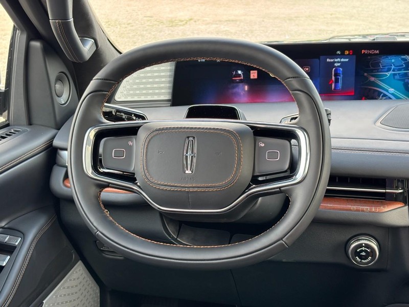 Lincoln Navigator L Vehicle Full-screen Gallery Image 16