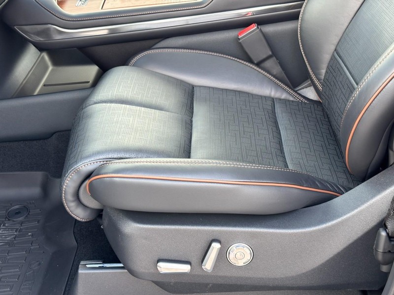 Lincoln Navigator L Vehicle Full-screen Gallery Image 17