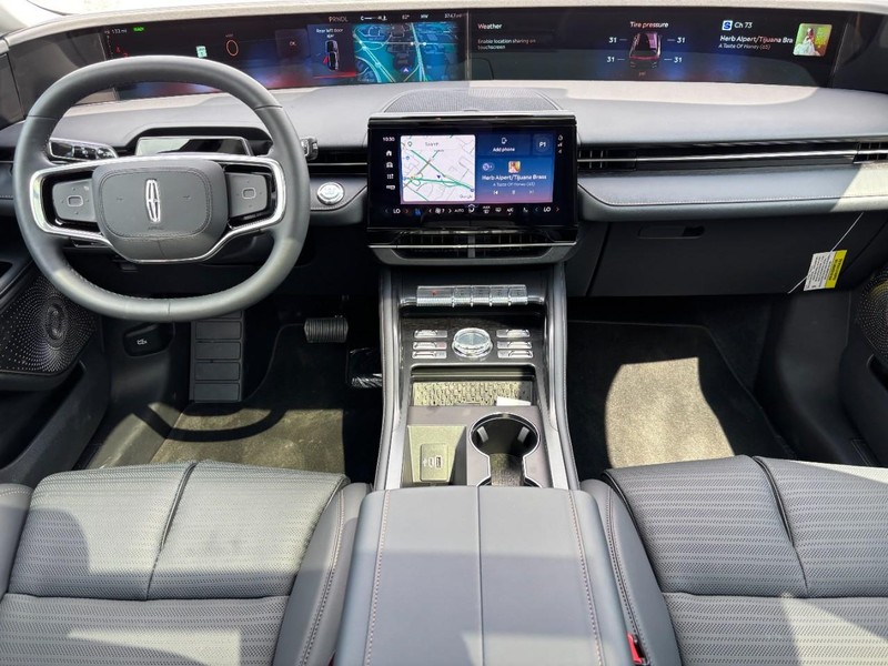 Lincoln Nautilus Vehicle Full-screen Gallery Image 13
