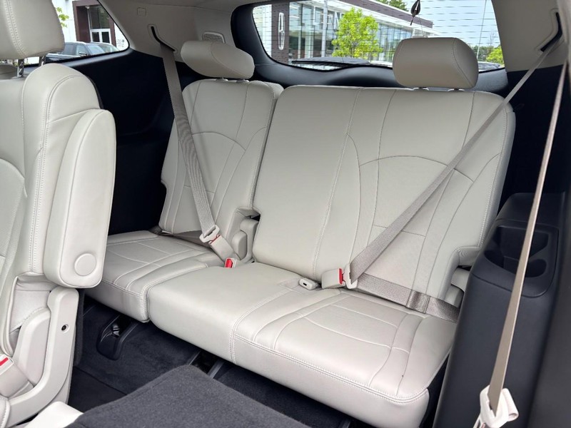 Buick Enclave Vehicle Full-screen Gallery Image 12
