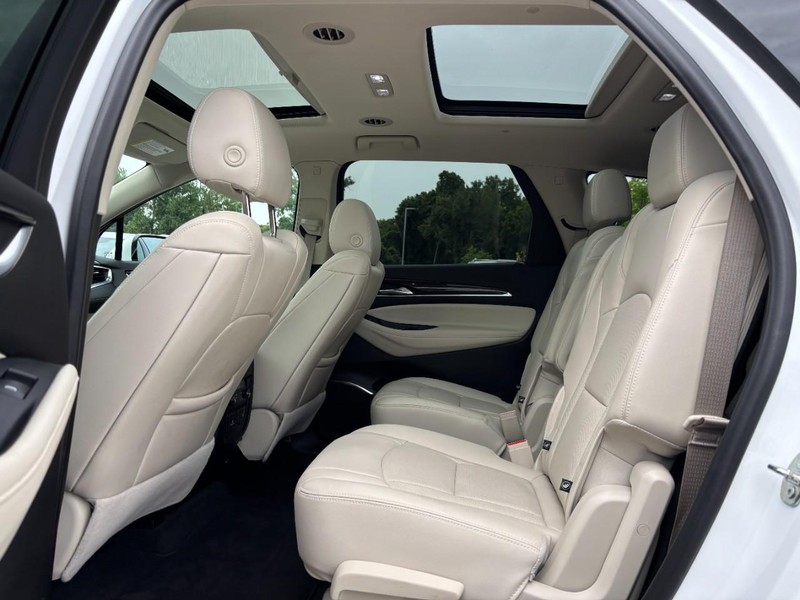 Buick Enclave Vehicle Full-screen Gallery Image 13