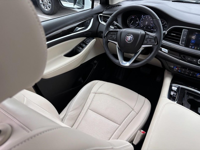 Buick Enclave Vehicle Full-screen Gallery Image 16