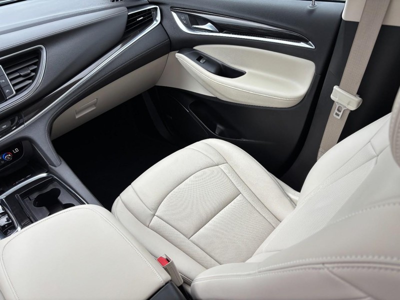 Buick Enclave Vehicle Full-screen Gallery Image 18