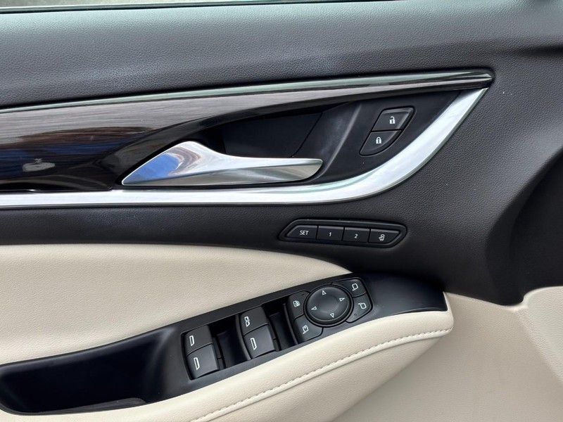 Buick Enclave Vehicle Full-screen Gallery Image 21