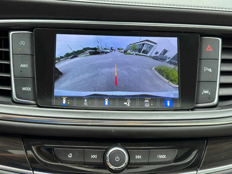 Buick Enclave Vehicle Full-screen Gallery Image 25