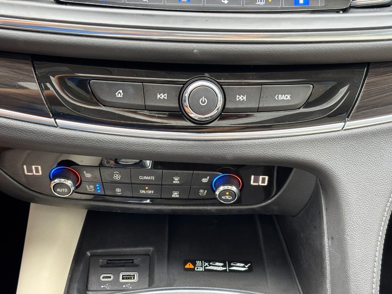 Buick Enclave Vehicle Full-screen Gallery Image 26