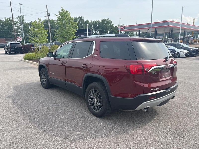 GMC Acadia Vehicle Full-screen Gallery Image 02