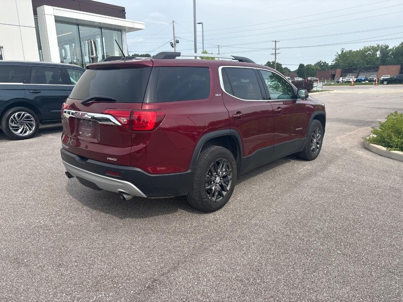 GMC Acadia Vehicle Full-screen Gallery Image 03