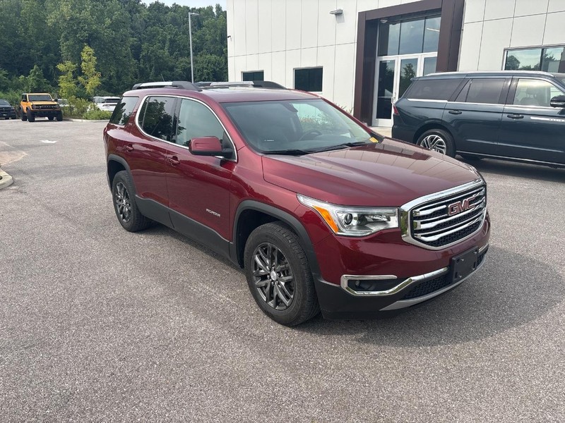 GMC Acadia Vehicle Full-screen Gallery Image 04