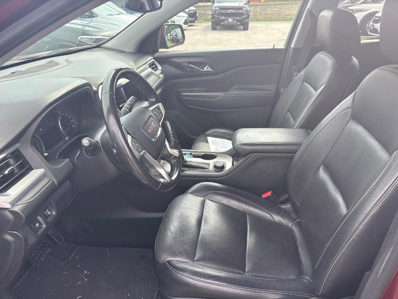 GMC Acadia Vehicle Full-screen Gallery Image 05