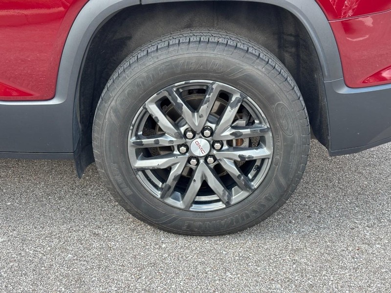 GMC Acadia Vehicle Full-screen Gallery Image 11