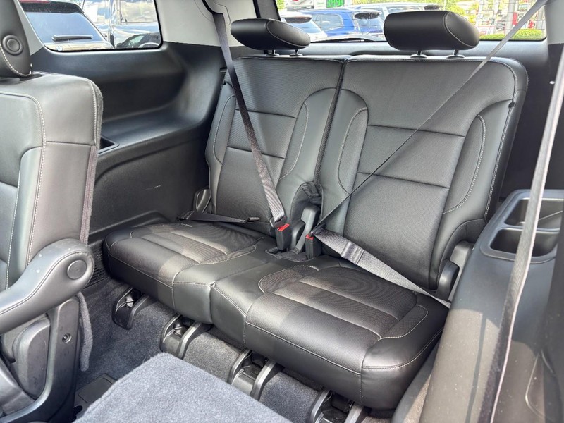 GMC Acadia Vehicle Full-screen Gallery Image 12