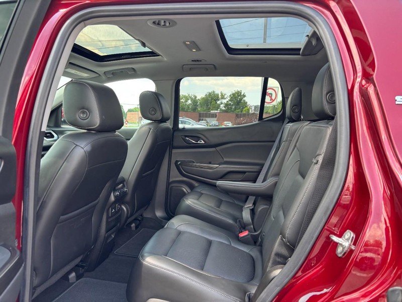 GMC Acadia Vehicle Full-screen Gallery Image 13