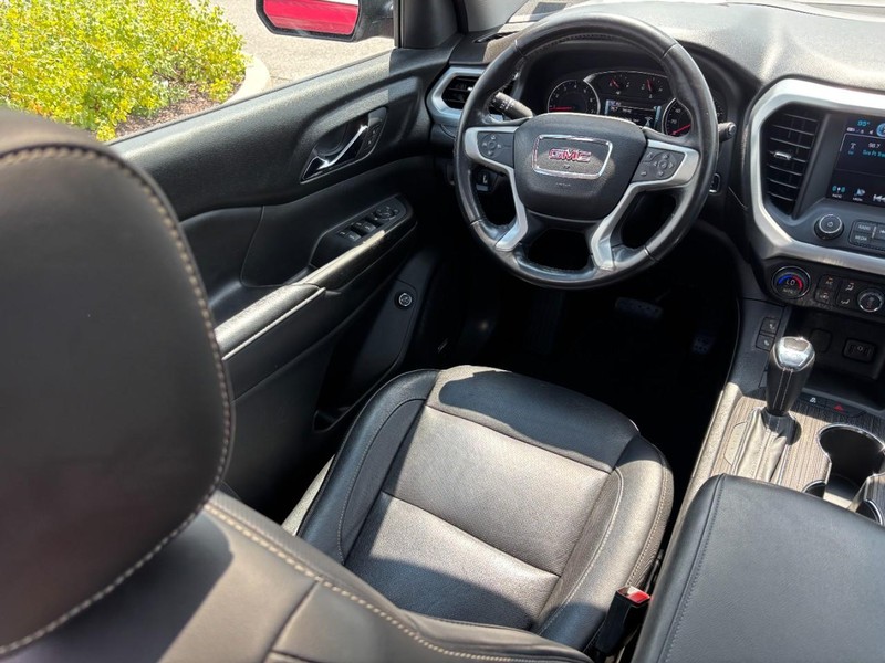 GMC Acadia Vehicle Full-screen Gallery Image 14