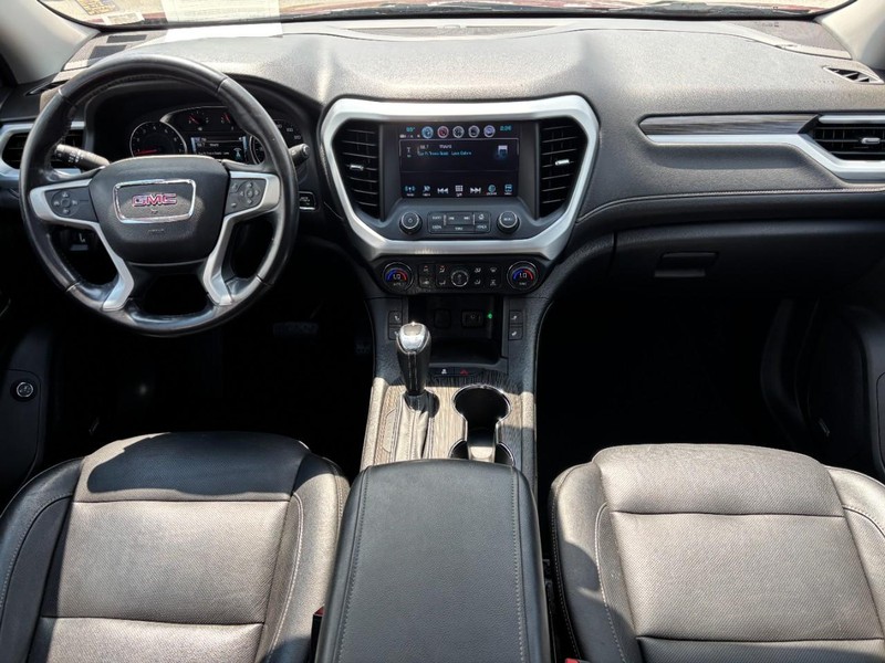 GMC Acadia Vehicle Full-screen Gallery Image 15
