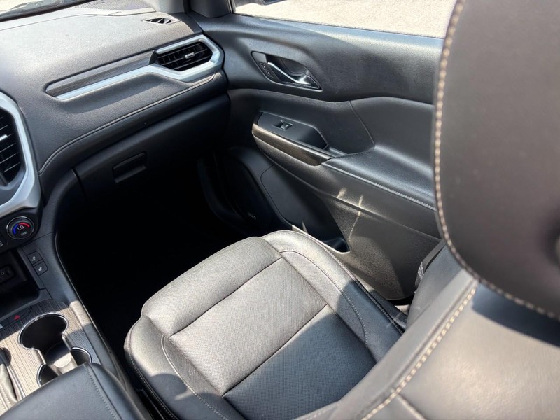 GMC Acadia Vehicle Full-screen Gallery Image 16