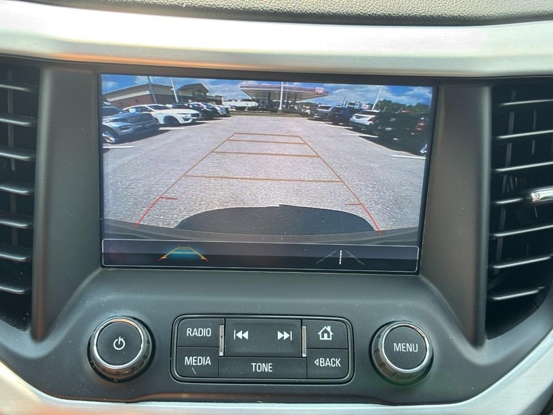 GMC Acadia Vehicle Full-screen Gallery Image 23