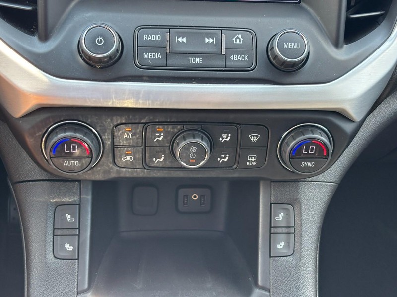 GMC Acadia Vehicle Full-screen Gallery Image 24