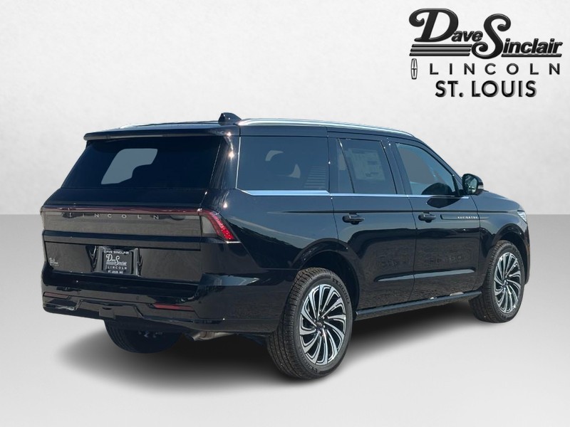 Lincoln Navigator Vehicle Full-screen Gallery Image 03