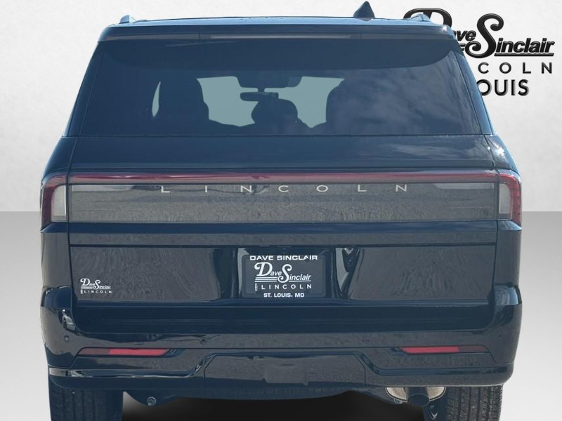 Lincoln Navigator Vehicle Full-screen Gallery Image 04