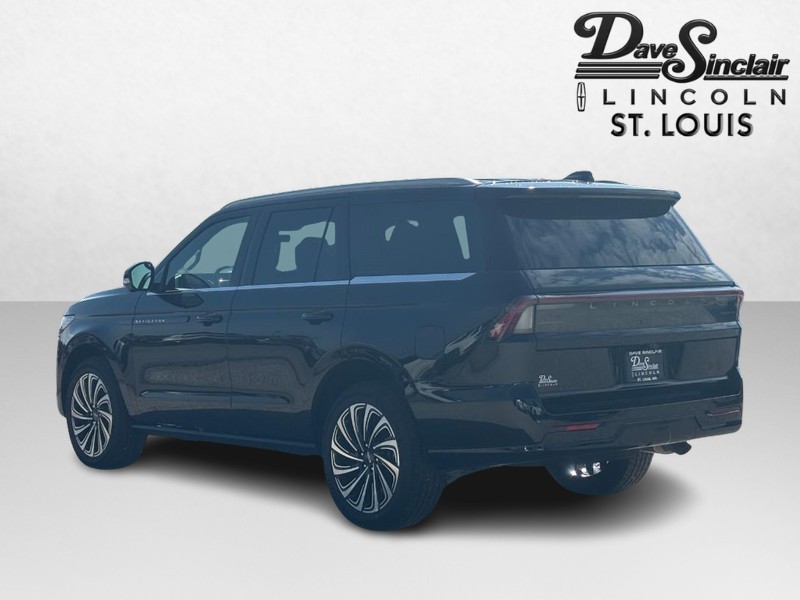 Lincoln Navigator Vehicle Full-screen Gallery Image 05