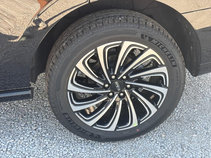 Lincoln Navigator Vehicle Full-screen Gallery Image 10