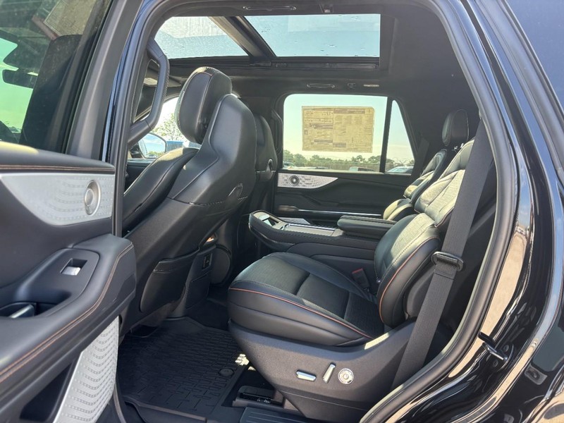 Lincoln Navigator Vehicle Full-screen Gallery Image 12