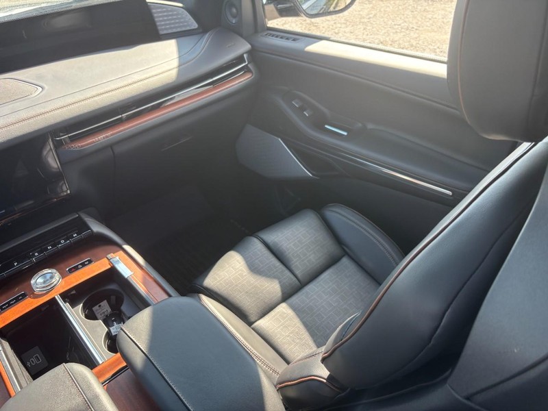 Lincoln Navigator Vehicle Full-screen Gallery Image 15