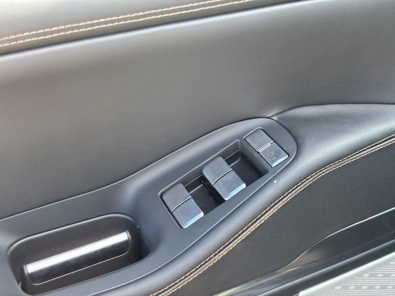 Lincoln Navigator Vehicle Full-screen Gallery Image 17