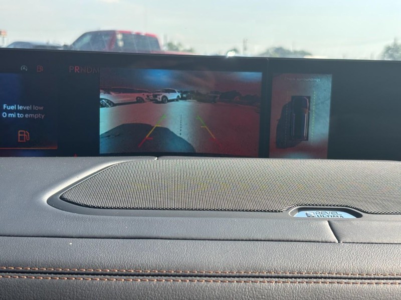 Lincoln Navigator Vehicle Full-screen Gallery Image 22
