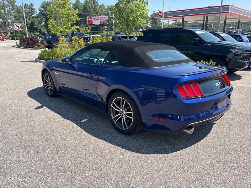 Ford Mustang Vehicle Full-screen Gallery Image 02