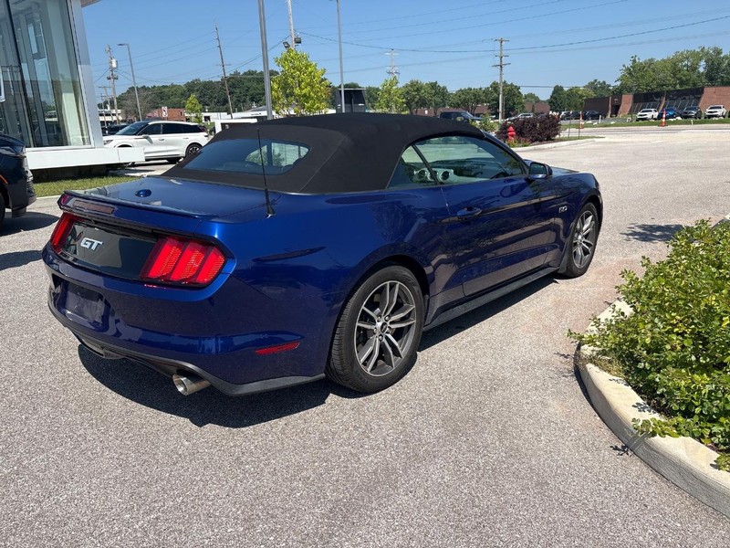 Ford Mustang Vehicle Full-screen Gallery Image 03