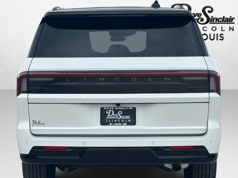 Lincoln Navigator Vehicle Full-screen Gallery Image 04
