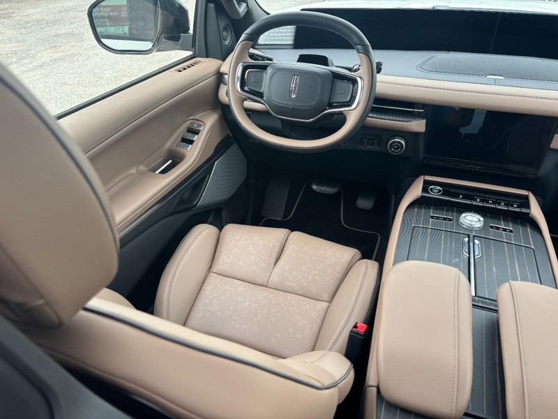 Lincoln Navigator Vehicle Full-screen Gallery Image 13