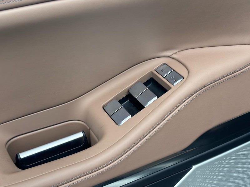 Lincoln Navigator Vehicle Full-screen Gallery Image 17