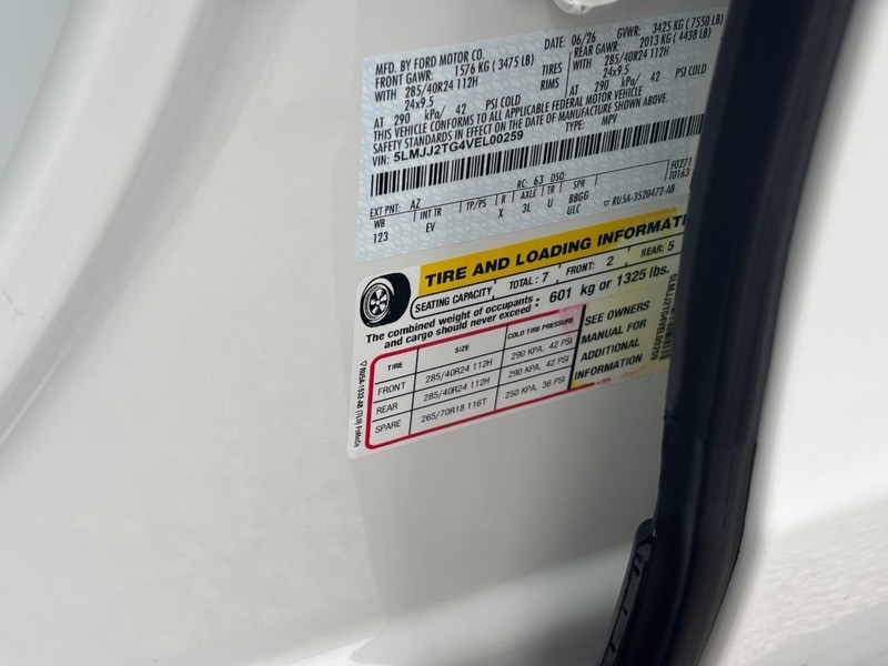 Lincoln Navigator Vehicle Full-screen Gallery Image 24