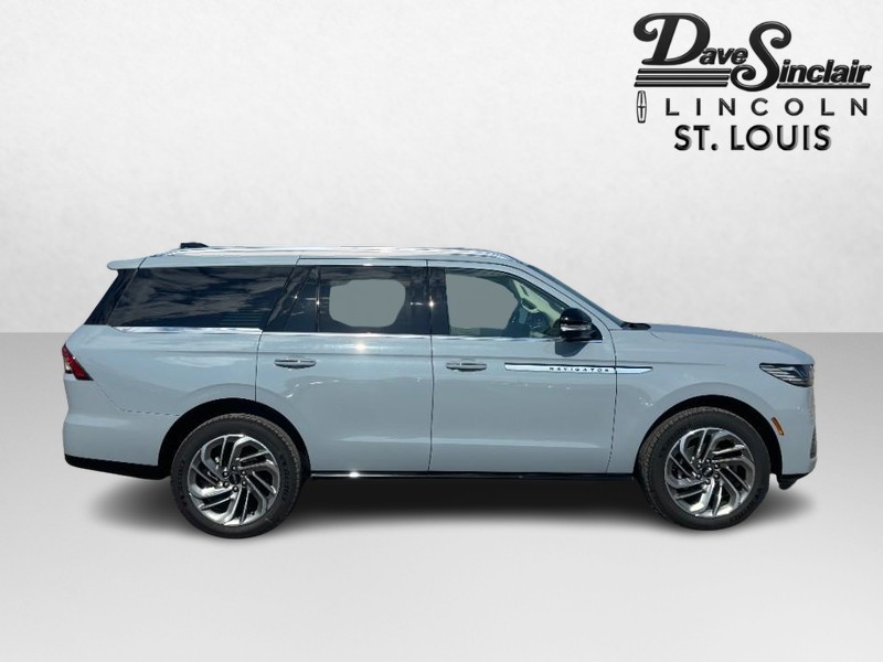 Lincoln Navigator Vehicle Full-screen Gallery Image 02