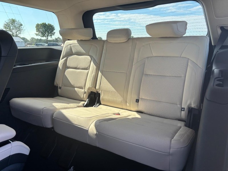 Lincoln Navigator Vehicle Full-screen Gallery Image 11