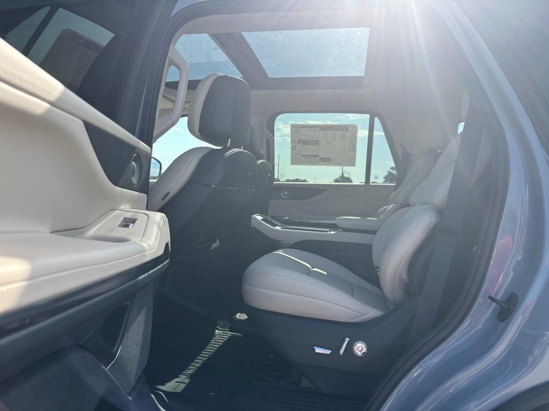 Lincoln Navigator Vehicle Full-screen Gallery Image 12