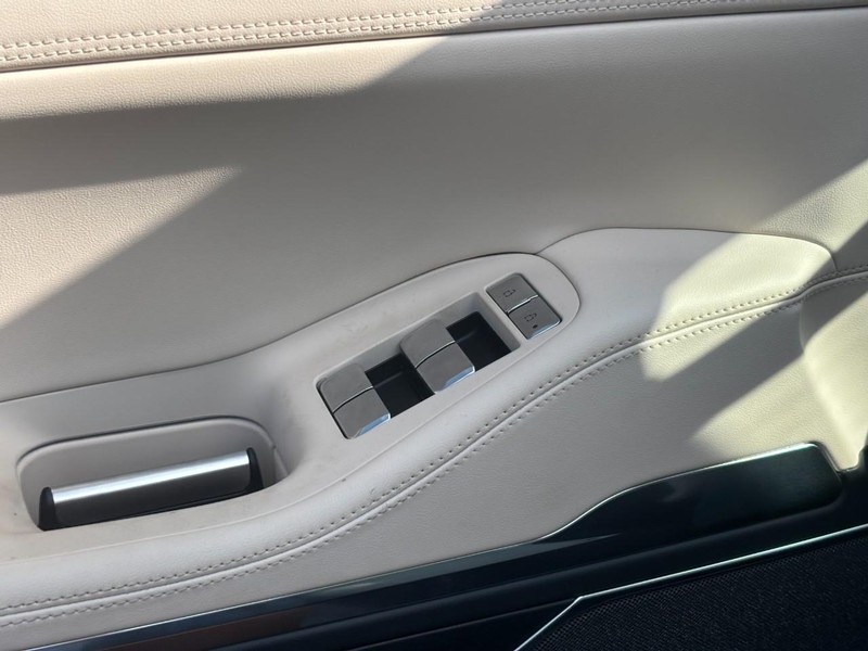 Lincoln Navigator Vehicle Full-screen Gallery Image 18