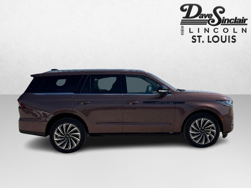 Lincoln Navigator Vehicle Full-screen Gallery Image 02