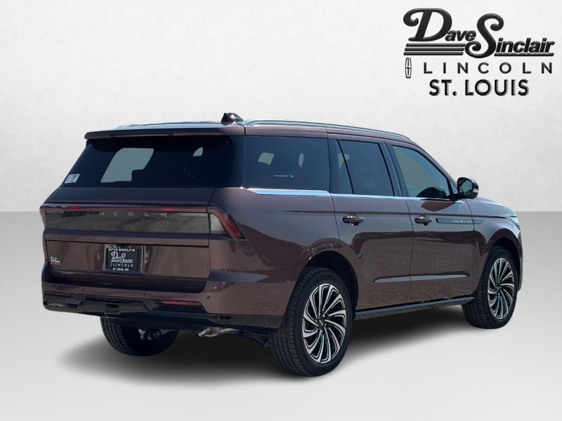 Lincoln Navigator Vehicle Full-screen Gallery Image 03