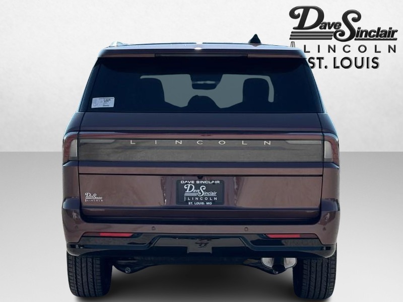 Lincoln Navigator Vehicle Full-screen Gallery Image 04