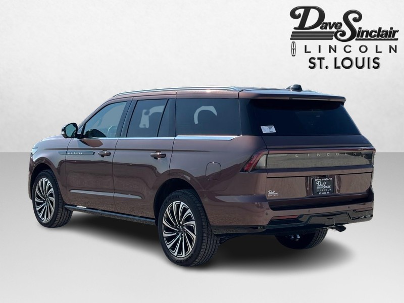 Lincoln Navigator Vehicle Full-screen Gallery Image 05