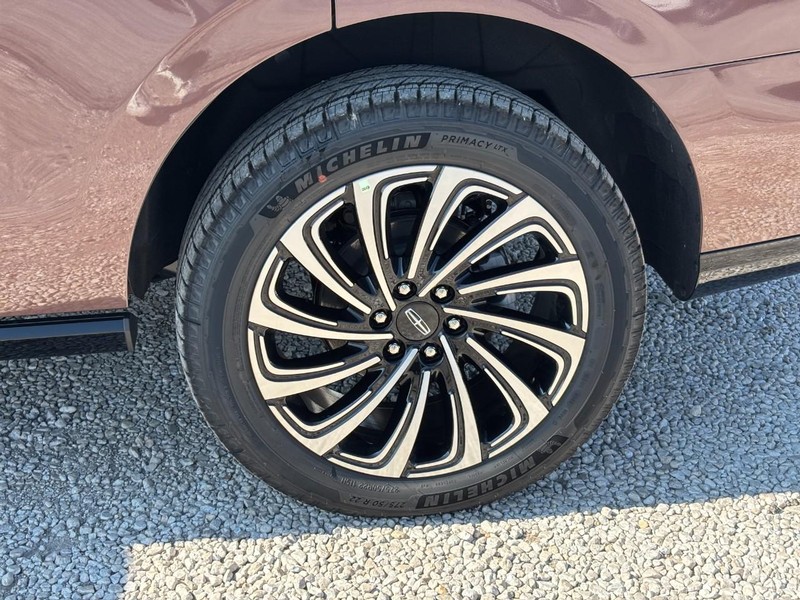 Lincoln Navigator Vehicle Full-screen Gallery Image 10