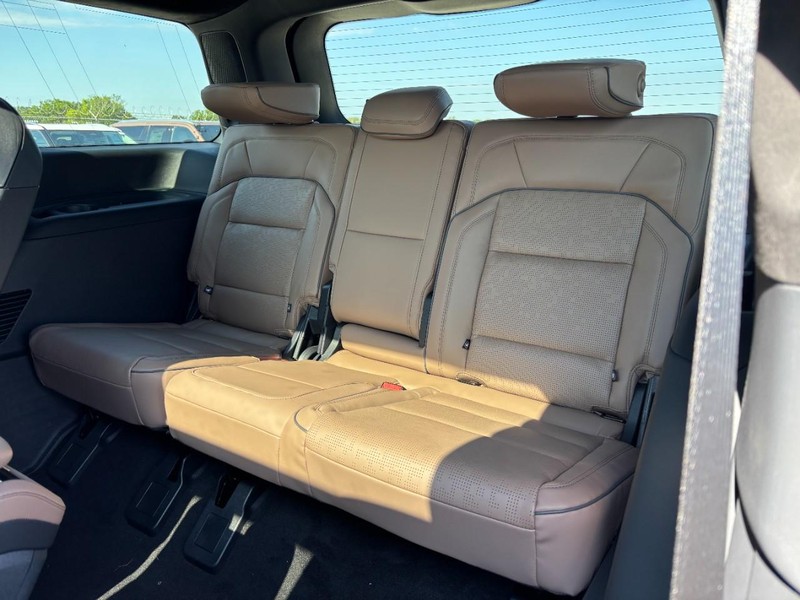 Lincoln Navigator Vehicle Full-screen Gallery Image 11