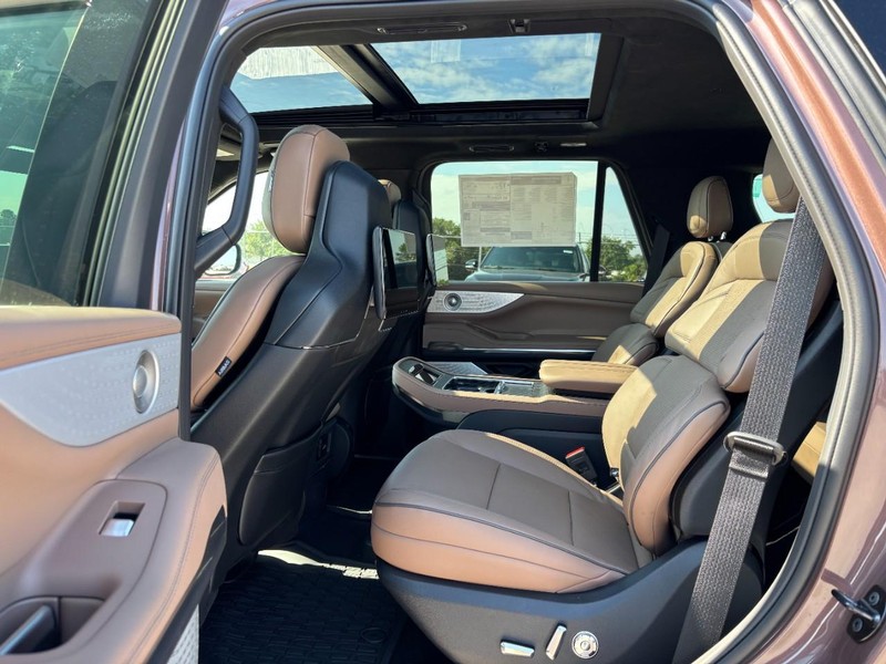 Lincoln Navigator Vehicle Full-screen Gallery Image 12