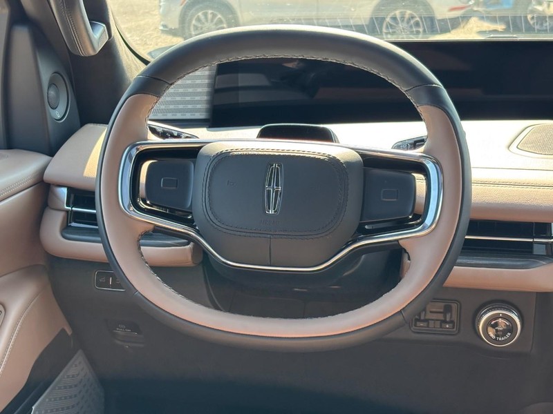 Lincoln Navigator Vehicle Full-screen Gallery Image 16