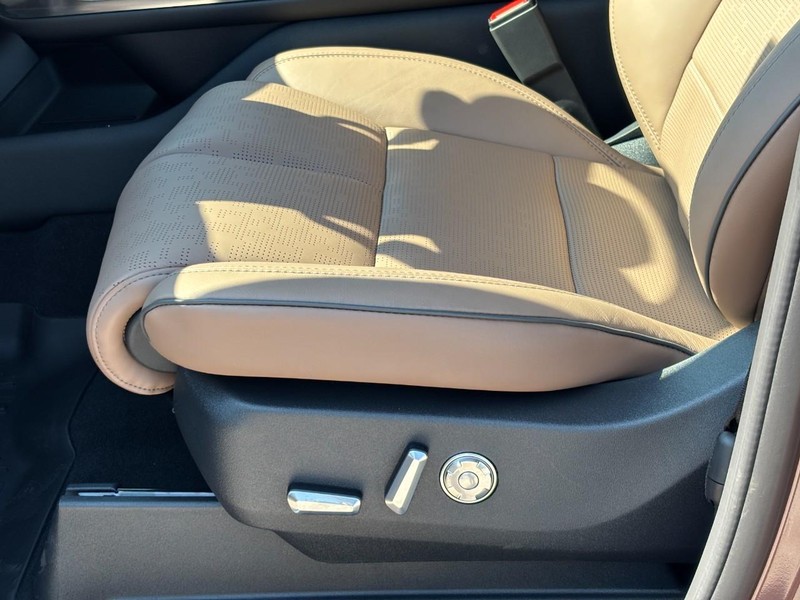 Lincoln Navigator Vehicle Full-screen Gallery Image 17