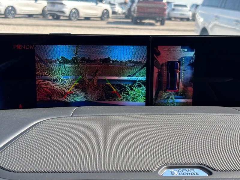 Lincoln Navigator Vehicle Full-screen Gallery Image 21